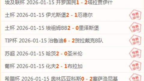 托雷斯激情飞吻：与鲨鱼群亲密互动，大家好！🦈😘